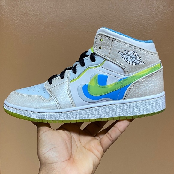 Jordan 1 Mid SE “Platinum Tint Blue Tint University Blue Volt” Size 7 Women’s - Picture 8 of 17